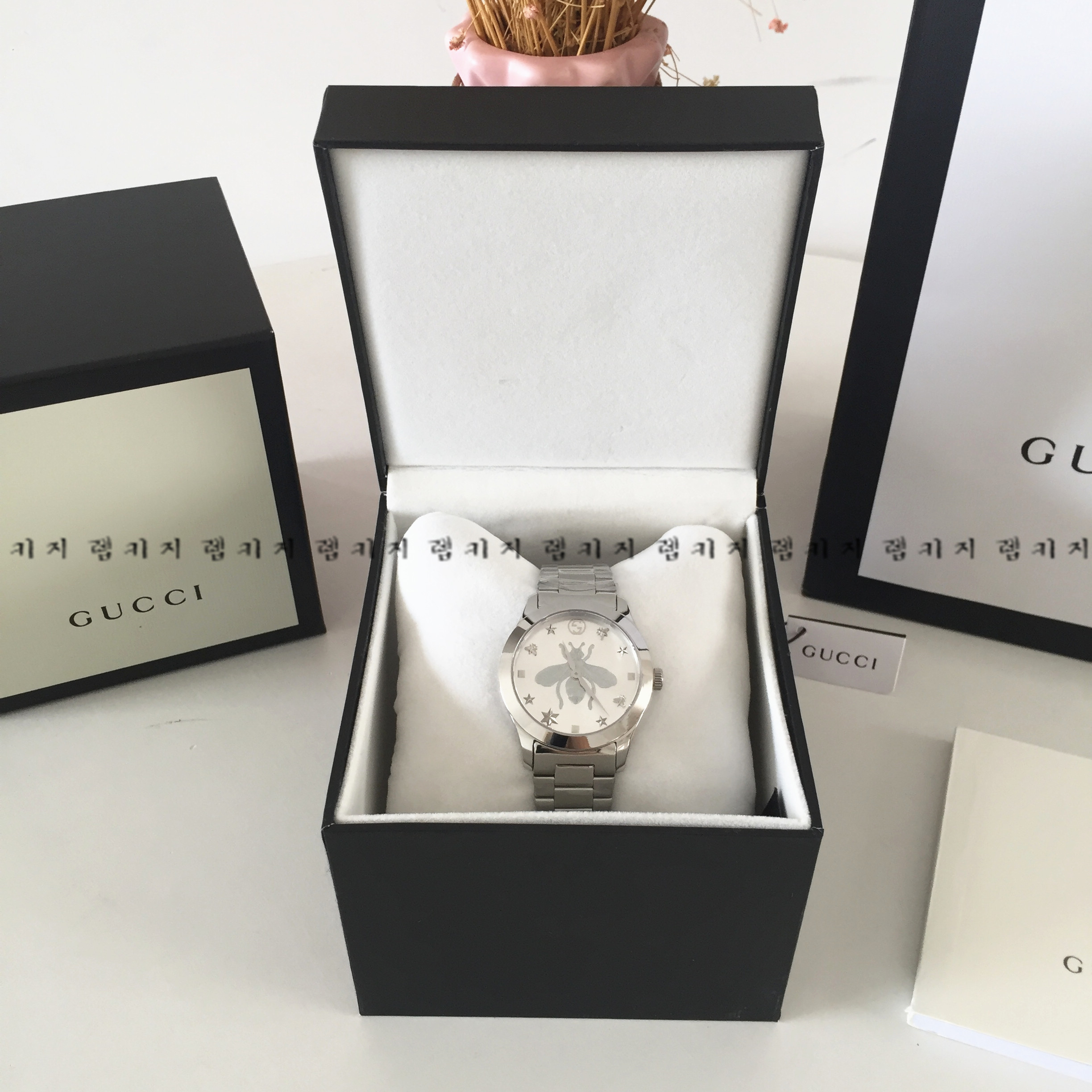 구찌 G타임리스 꿀벌 은장 메탈시계